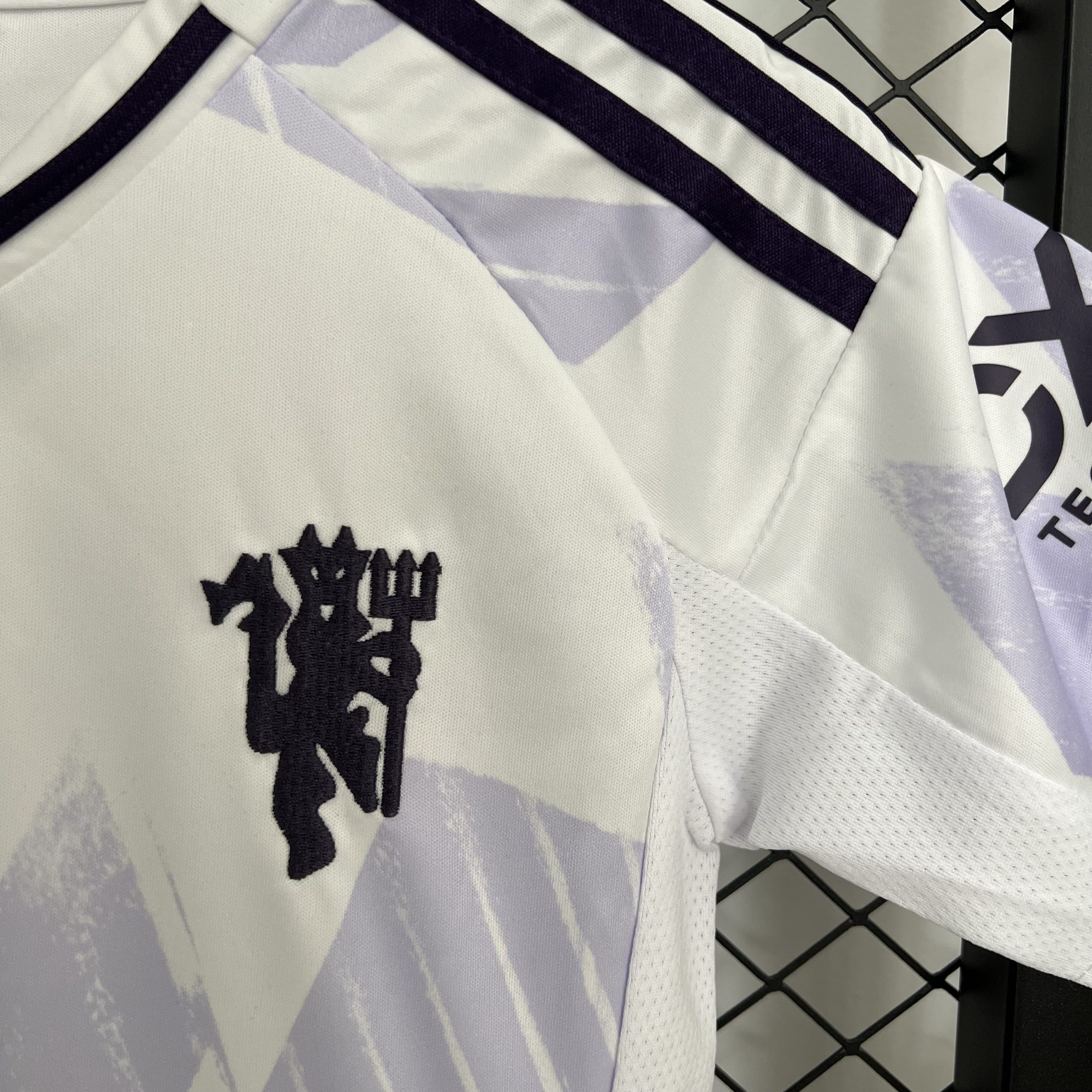 Manchester United Away Kids Kit Jersey+Shorts 2025/26 - Image 4