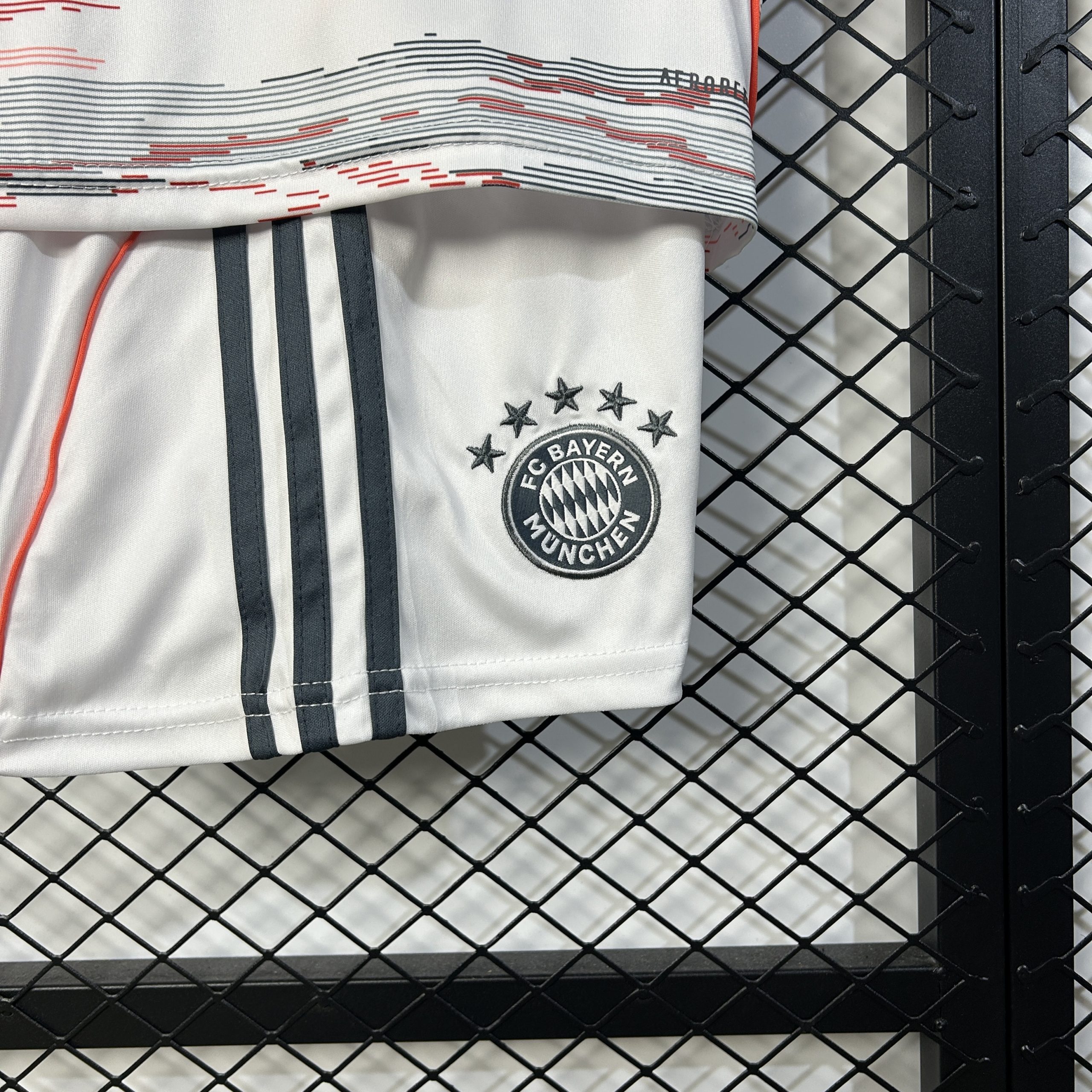 Bayern Munich Away Kids Kit Jerseys+Shorts 2025/26 - Image 6