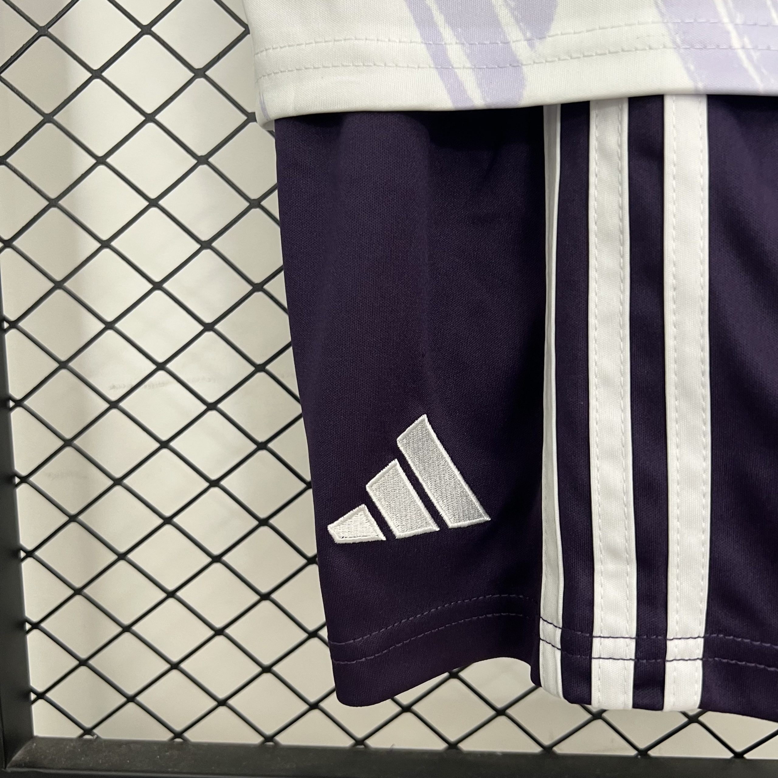 Manchester United Away Kids Kit Jersey+Shorts 2025/26 - Image 6