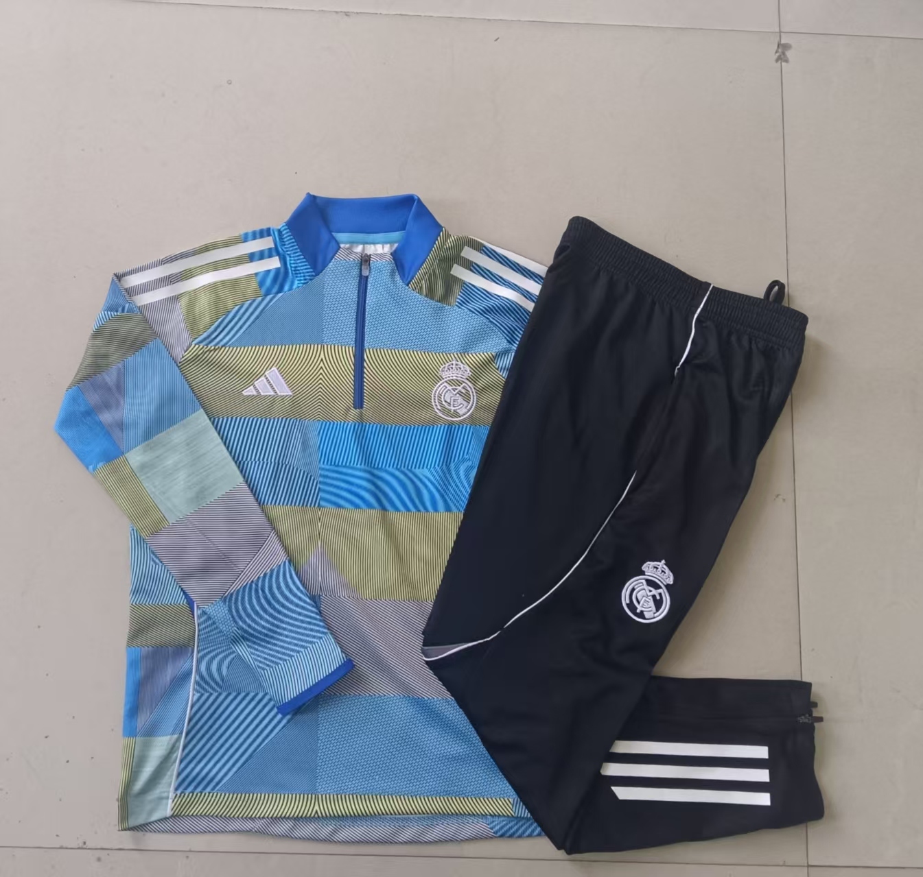 Kids Real Madrid Training Kit (Sweatshirt+Pants) Green 2025/26 - Image 2
