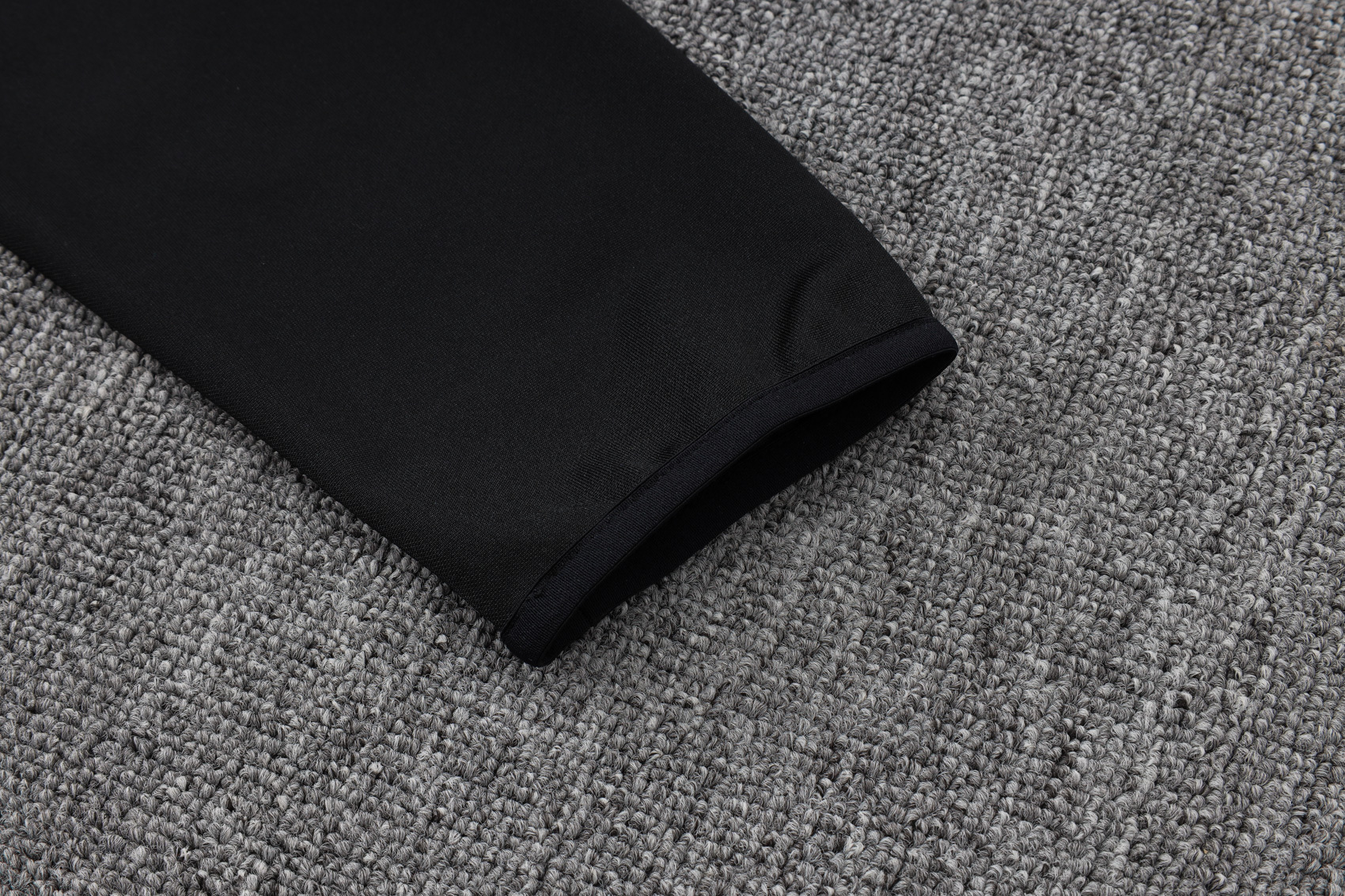 Liverpool Training Kit (Jacket+Pants) Black 2025/26 - Image 2