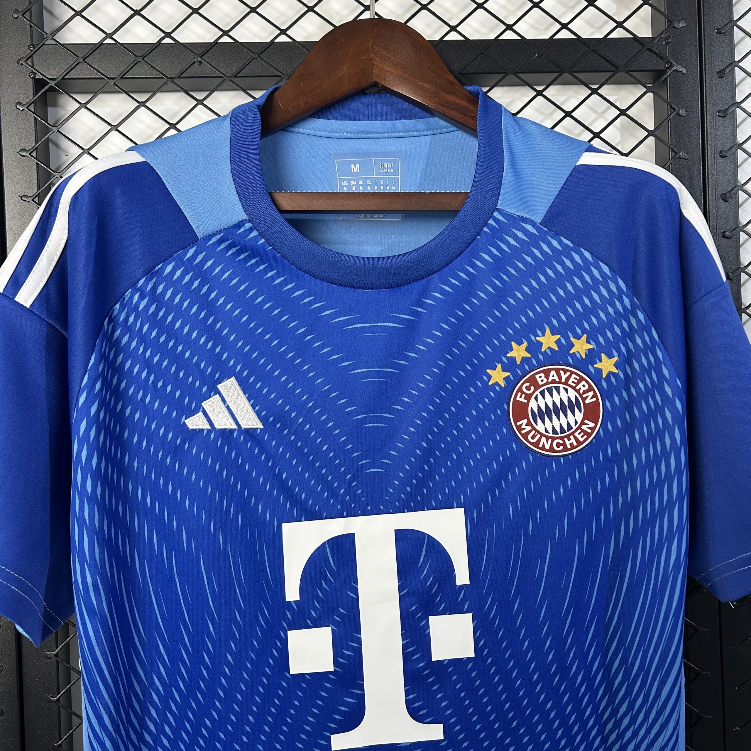 Bayern Munich Soccer Jersey Green Goalkeeper Shirt 2025/26 - Image 3