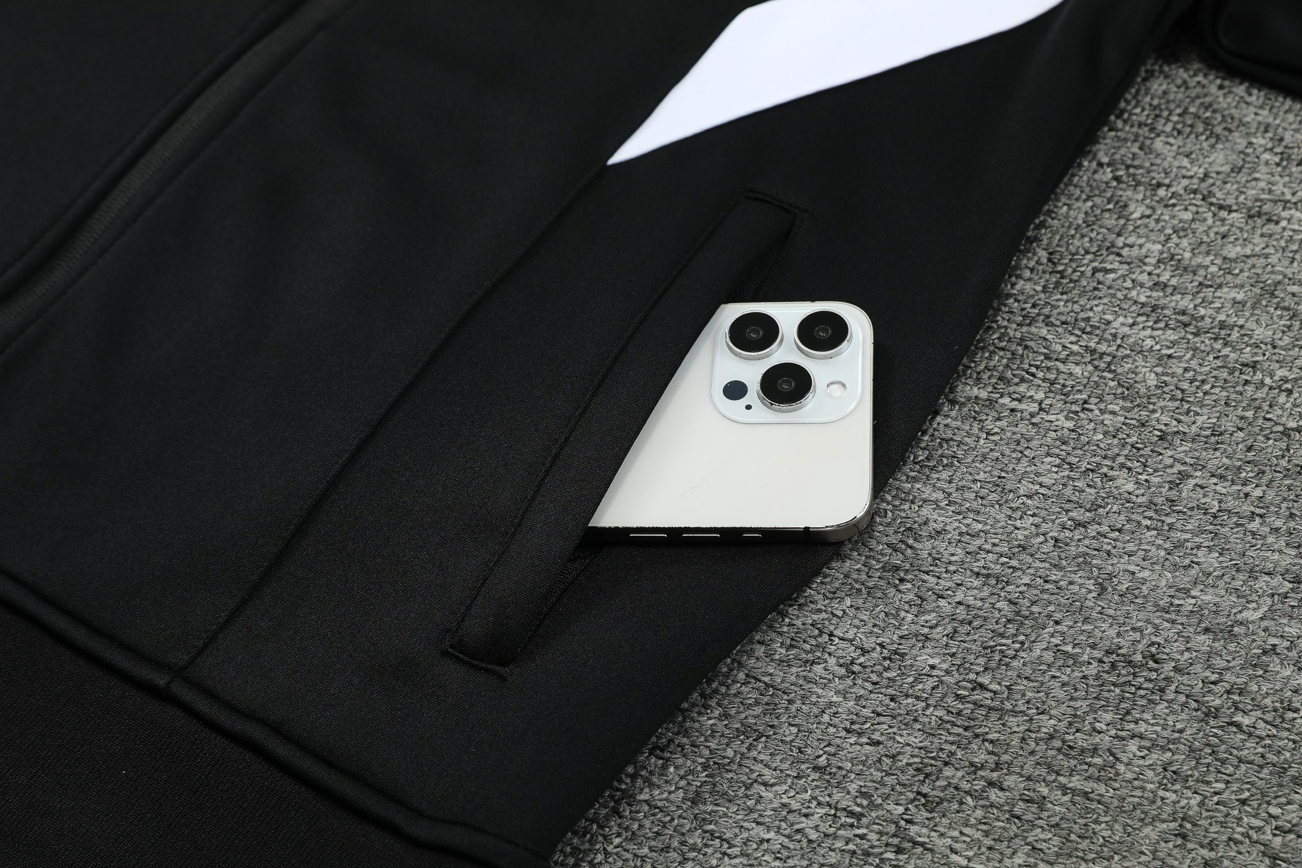 Manchester United Training Kit (Jacket+Pants) 2025/26 - Image 3